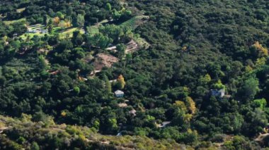 Güneşli bir günde Santa Barbara County, Kaliforniya 'daki uzak tepelerin ve dağların üzerinden hava manzarası. Yüksek kalite 4k görüntü