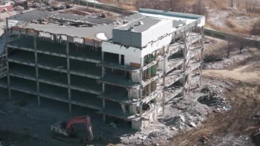 Yıkılan binaların geniş bir görüntüsü. Binanın yıkılması. Yıkılan binaların insansız hava aracı görüntüleri. Yüksek kalite 4k görüntü