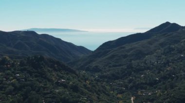 Güneşli bir günde Santa Barbara County, Kaliforniya 'daki uzak tepeler, dağlar ve sahil şeridi üzerindeki hava manzarası. Yüksek kalite 4k görüntü