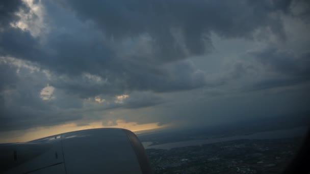 Mörk Himmel Och Stora Moln Vidsträckt Utsikt Från Flygplanets Öppning — Stockvideo