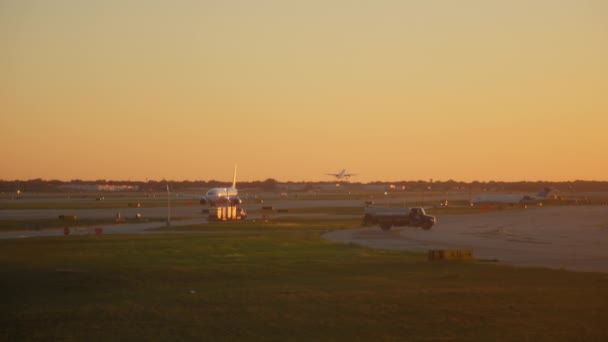 Широкий Постріл Airplane Заходить Ворота Терміналу Міжнародному Аеропорту Чикаго Високоякісні — стокове відео