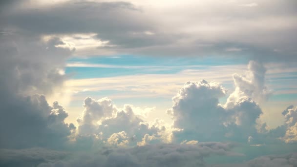 Голубое Небо Большие Белые Облака Кадры Иллюминатора Самолета Высококачественные Кадры — стоковое видео