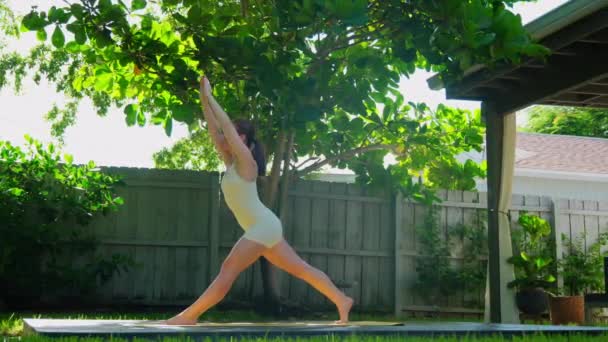 Жінка Стоїть Йозі Позує Килимку Практикуючи Красивому Тропічному Дворі Пересунути — стокове відео