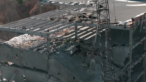 建物の解体について 破壊現場でゴミを処理する掘削機 破壊された建物のドローンショット 破壊された建物の空中観察 高品質の4K映像 — ストック動画