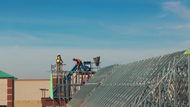 Telhado Industrial Tiro Dos Roofers Que Instalam Telhado Edifício Industrial — Vídeo de Stock