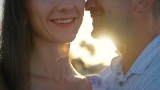 Porträtt Närbild Par Förälskade Vid Solnedgången Man Och Kvinna Rör — Stockvideo