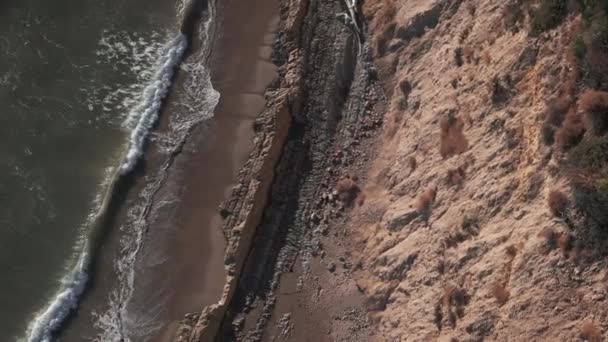 加州海岸的空中俯冲拍摄是岩石 高质量的4K镜头 — 图库视频影像