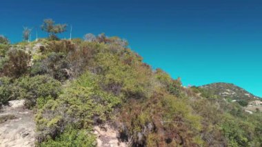 Güneşli bir günde Santa Barbara County, Kaliforniya 'da dağlar ve dağlar. Yüksek kalite 4k görüntü