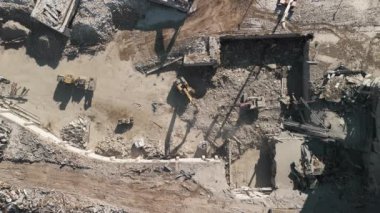 Binanın yıkılması. Kazıcı bir yıkım alanında çöp gibi çalışıyor. Yıkılan binaların İHA görüntüleri. Yüksek kalite 4k görüntü