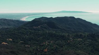 Güneşli bir günde Santa Barbara County, Kaliforniya 'daki tepelerin, dağların ve sahil şeridinin üzerinden geniş bir açı. Yüksek kalite 4k görüntü