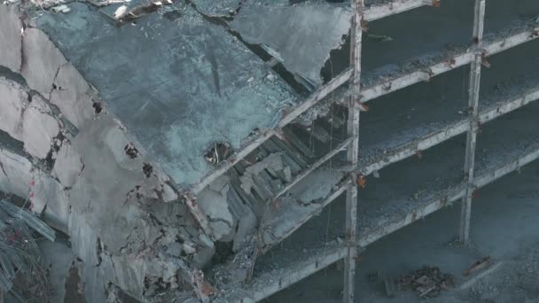 从空中拍下被毁建筑物的全景大楼的拆迁 被毁建筑的无人机射击 高质量的4K镜头 — 图库视频影像