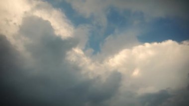 Mavi gökyüzünün uçak penceresinden ve büyük beyaz bulutlardan Geniş Görüntü. Yüksek kalite 4k görüntü
