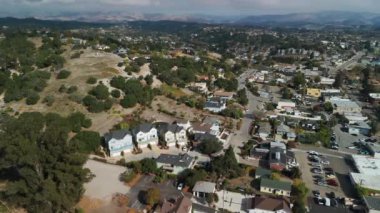 California, ABD 'deki komşu caddedeki Suburban yerleşim ve modern apartman dairesinin hava manzarası. - Evet. Yüksek kalite 4k görüntü