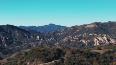 İnsansız hava aracı Santa Barbara County, Kaliforniya 'daki tepeleri ve dağları geniş açıdan görüyor. Güneşli bir gün. Yüksek kalite 4k görüntü