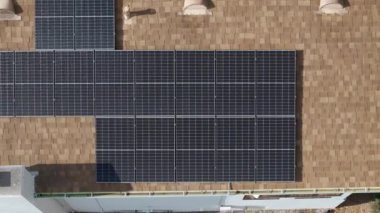 Özel kır evine güneş paneli kurulumu. Yukarıdan aşağıya doğru. Yüksek kalite 4k görüntü