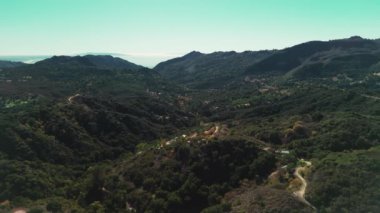 Güneşli bir günde Santa Barbara County, Kaliforniya 'daki tepelerin ve dağların üzerinden geniş bir hava görüntüsü. Yüksek kalite 4k görüntü