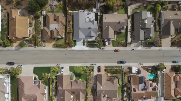 美国加利福尼亚州近邻街的Suburban住宅现代化分片房的空中俯瞰 是的高质量的4K镜头 — 图库视频影像