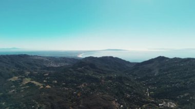 Güneşli bir günde Santa Barbara County, Kaliforniya 'daki tepeler, dağlar ve sahil şeridi üzerinde geniş bir insansız hava aracı görüntüsü. Yüksek kalite 4k görüntü