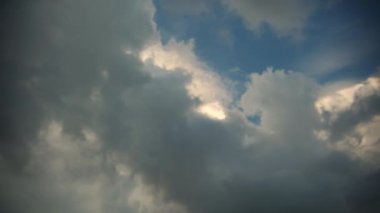 Mavi gökyüzünün uçak penceresinden ve büyük beyaz bulutlardan geniş bir görüntü. Yüksek kalite 4k görüntü