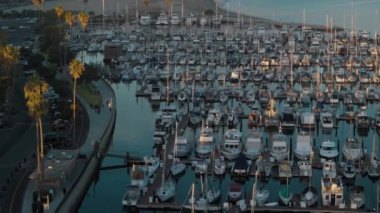 Santa Barbara 'daki konutların ve trafiğin havadan görüntüsü, rıhtımda bir sürü tekne var. Yüksek kalite 4k görüntü