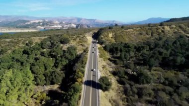 California 'nın güzel kırsal yollarında araba sürüşünü gösteren geniş bir hava manzarası. Yüksek kalite 4k görüntü