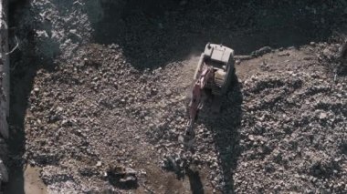 Kazıcı bir yıkım alanında çöp gibi çalışıyor. Yıkılan binaların insansız hava aracı görüntüleri. Yüksek kalite 4k görüntü