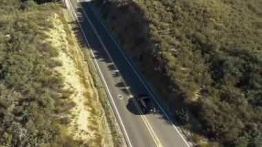 California 'nın güzel kırsal yollarında araba sürüşünün hava manzarası. Yüksek kalite 4k görüntü
