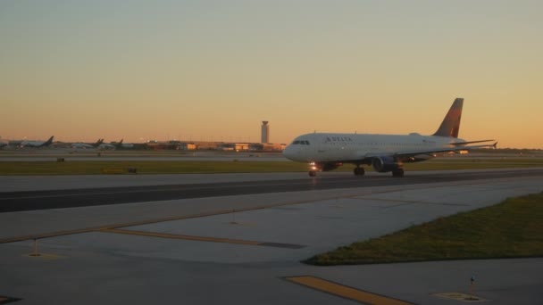 Широкі Кадри Airplane Потрапляють Воріт Терміналу Міжнародному Аеропорту Чикаго Чикаго — стокове відео