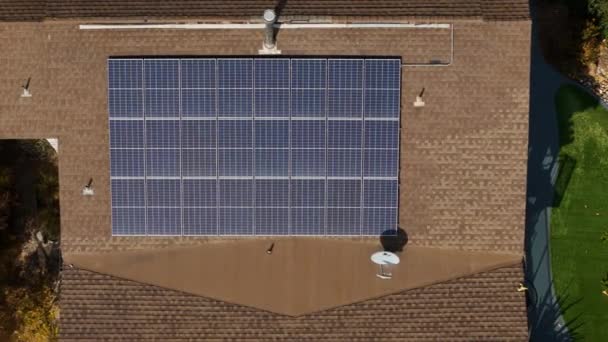 在私人农舍上安装太阳能电池板 上下颠倒的无人机画面高质量的4K镜头 — 图库视频影像