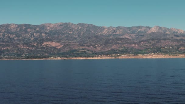 Luftaufnahmen Der Küstenlinie Der Kalifornischen Küste Und Des Blauen Himmels — Stockvideo