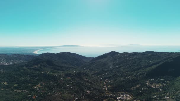 カリフォルニア州サンタバーバラ郡の丘と山と海岸線の上の空中ドローン広い映像 高品質の4K映像 — ストック動画