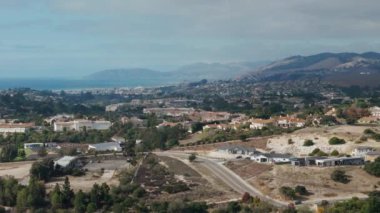 California, ABD 'deki komşu caddedeki Suburban yerleşim evinin geniş insansız hava aracı görüntüsü. - Evet. Yüksek kalite 4k görüntü