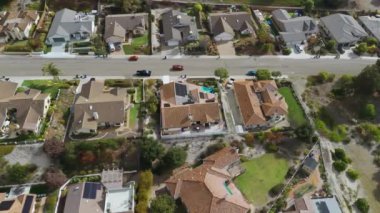 California, ABD 'de bulunan komşu caddedeki Suburban yerleşim yerinin yukarıdan aşağıya geniş hava görüntüsü. - Evet. Yüksek kalite 4k görüntü