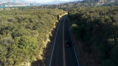 California 'nın kırsal kesimlerinde araba sürerken çekilmiş geniş bir görüntü. Yüksek kalite 4k görüntü