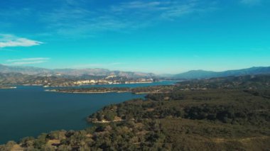 Su deposu üzerinde geniş bir alan ve Kaliforniya, ABD 'de su bulunan büyük bir baraj. Yüksek kalite 4k görüntü