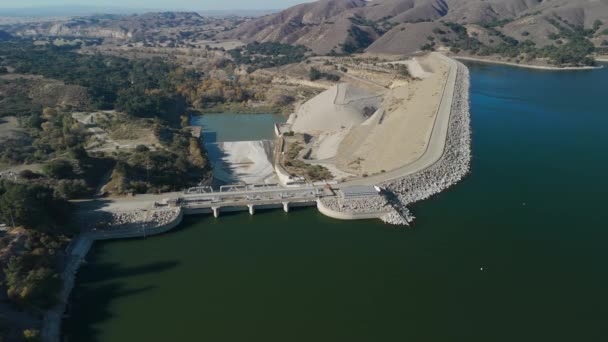 上空の航空機は カリフォルニア州 米国で水を保持する水貯水池と大きなダムを撃った 高品質の4K映像 — ストック動画