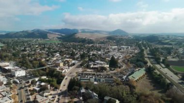 California, ABD 'deki tepelerdeki Suburban yerleşim evinin insansız hava aracı görüntüsü. - Evet. Yüksek kalite 4k görüntü
