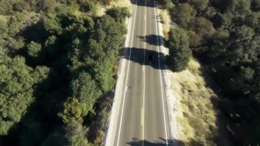 California 'nın kırsal kesimlerinde araba sürerken çekilmiş görüntüler. Yüksek kalite 4k görüntü