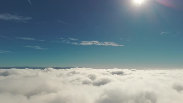 Zboară Prin Nori Pufoși Dimineața Soare Imagine Largă Înregistrare Înaltă — Videoclip de stoc