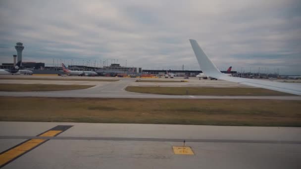 飛行機はシカゴ国際空港のターミナルでゲートにドライブします ワイドはシカゴIlを撃った アメリカ 2023年10月15日 イギリス 高品質の4K映像 — ストック動画