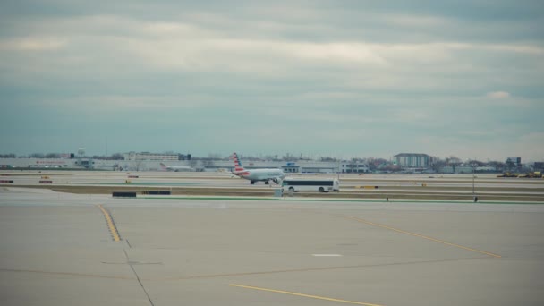ゲート国際空港の航空機のタイムラウンド シカゴIl アメリカ 2023 高品質の4K映像 — ストック動画