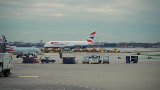 ゲート国際空港またはオランダの航空機 シカゴIl アメリカ 2023 高品質の4K映像 — ストック動画