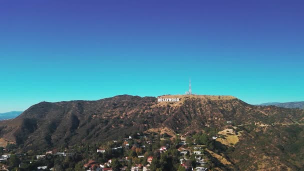 Weite Sicht Aus Der Luft Auf Hollywood Kennzeichnen Weiße Buchstaben — Stockvideo