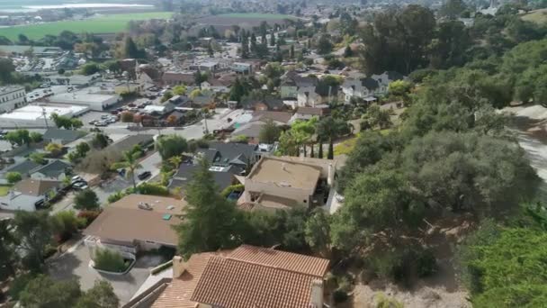 美国加利福尼亚州附近街道和小山的Suburban住宅小区住宅的无人机全景 是的高质量的4K镜头 — 图库视频影像