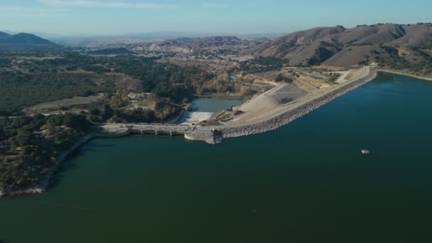 Luftaufnahme Von Einem Wasserreservoir Und Einem Großen Damm Der Wasser — Stockvideo
