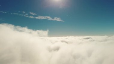 Pofuduk bulutların arasından güneşin altında sineklerin geniş görüntüleri. - Evet. Yüksek kalite 4k görüntü