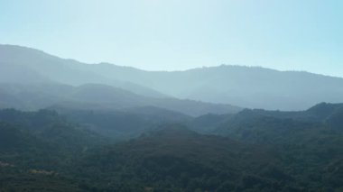 İnsansız hava aracı California 'nın yeşil tepesinde gündüz manzarası üzerinde uçuyor. Geniş açı. Yüksek kalite 4k görüntü