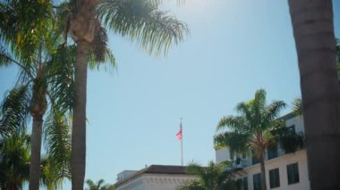 Santa Monica, California, ABD 'de Amerikan bayrağı dalgalanmaktadır. Yüksek kalite 4k görüntü