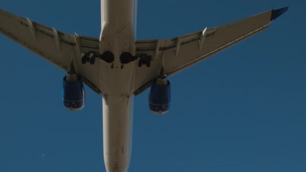 Planet Flyger Över Huvudet Landar Flygplatsen Dagen Sakta Backarna Högkvalitativ — Stockvideo