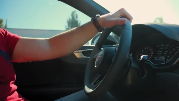 Mann Fährt Auto Hand Lenkrad Vor Dem Hintergrund Der Straße — Stockvideo